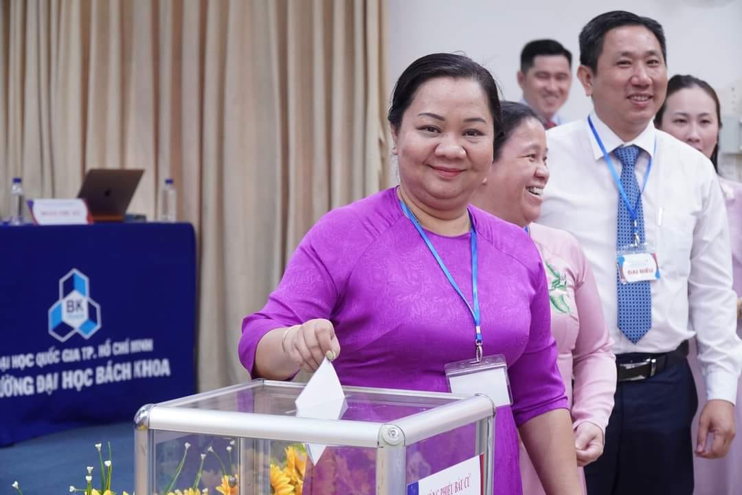 Đại biểu tham gia bỏ phiếu bầu cử