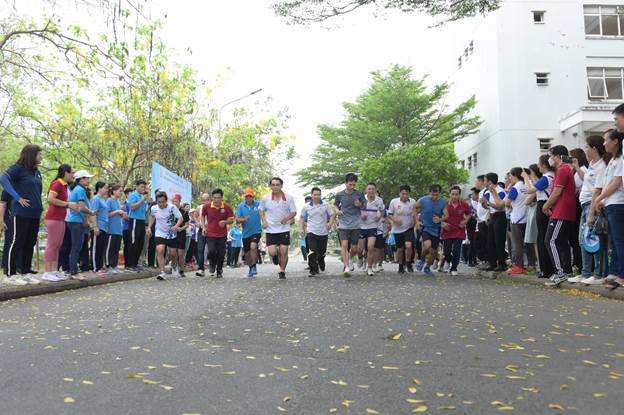 Các vận động viên thi chạy việt dã nội dung nam trên 40 tuổi