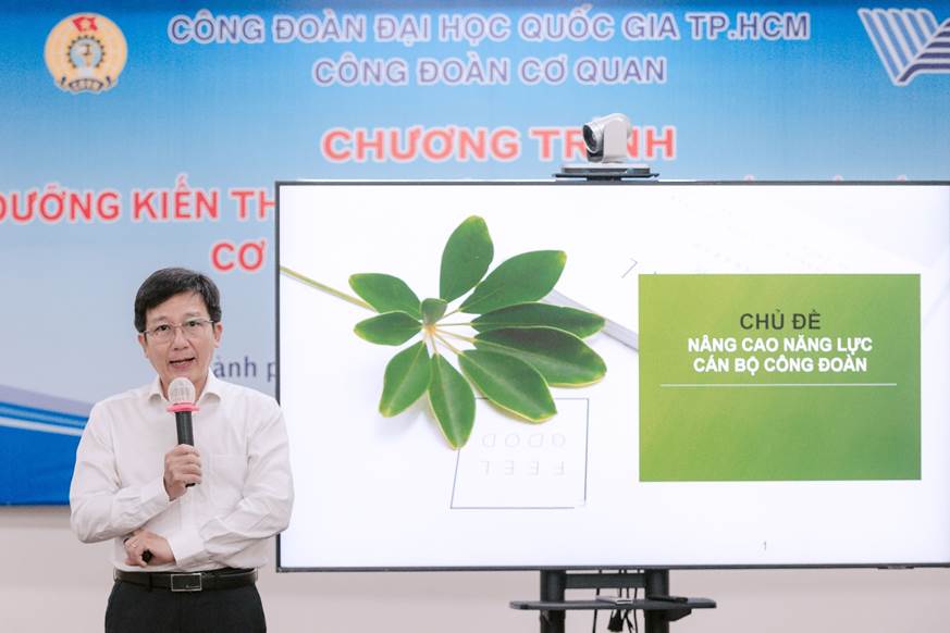 Đồng chí Lâm Tường Thoại báo cáo về công tác tổ chức và quy chế dân chủ cơ sở