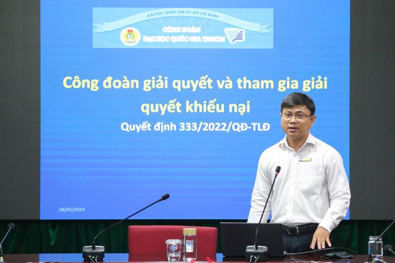 Đồng chí Phạm Quốc Thuần báo cáo chuyên đề “ Công đoàn tham gia giải quyết khiếu nại, tố cáo và Kỹ năng tham gia giải quyết khiếu nại, tố cáo của cán bộ Công đoàn”