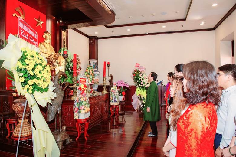 Đoàn thắp hương tưởng niệm tại Bảo tàng