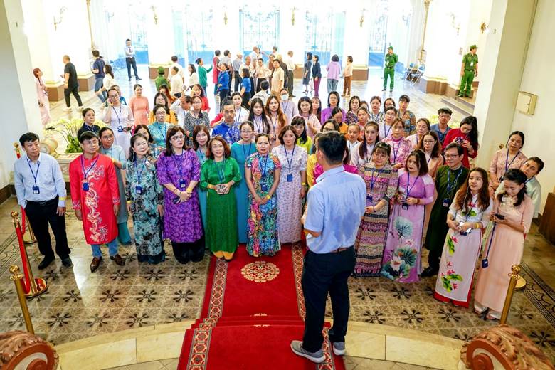 Đoàn nghe thuyết minh tại UBND