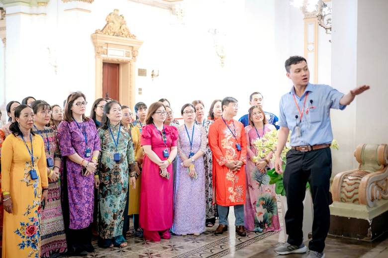 Đoàn nghe thuyết minh tại UBND