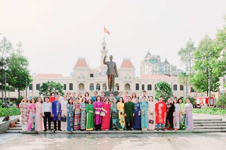 Đoàn chụp hình tại UBND