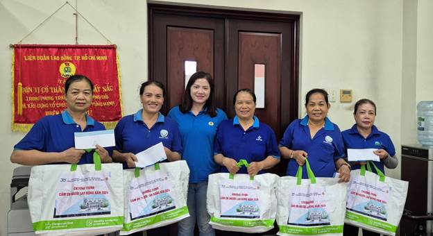 Đại diện CĐCS Ban Quản lý Dự án tặng quà cho người lao động.