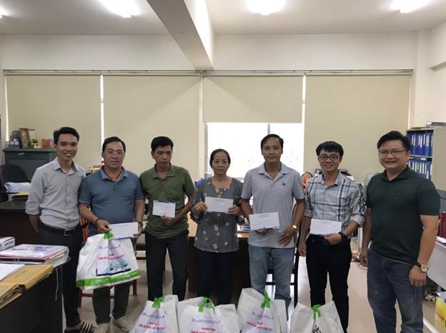 Đại diện CĐCS Ban Quản lý Dự án tặng quà cho người lao động.