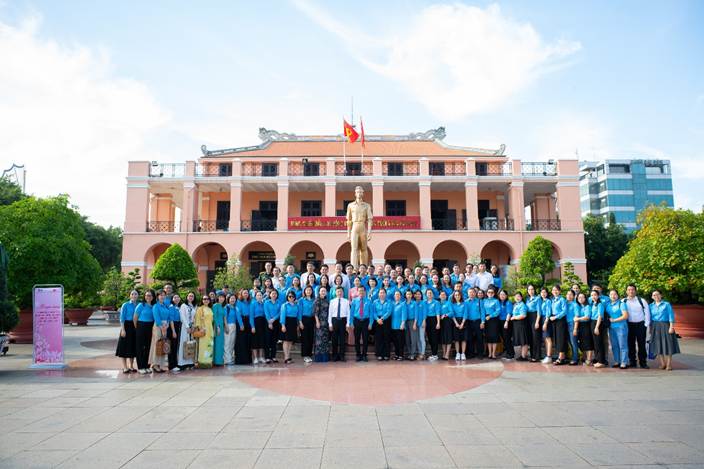 Đoàn cán bộ Công đoàn dâng hương tại Bến Nhà Rồng