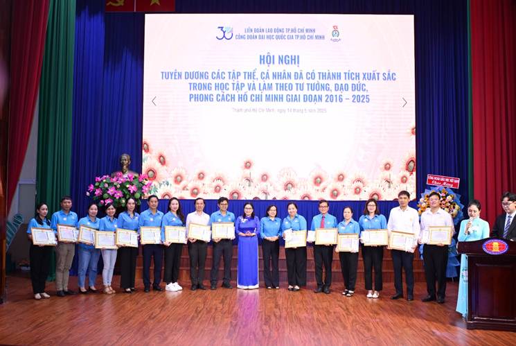 Trao tặng khen thưởng cho 88 cá nhân xuất sắc