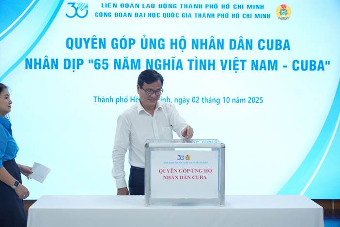 Đồng chí Trần Anh Cường - Chủ tịch Công đoàn ĐHQG-HCM đóng góp ủng hộ CuBa