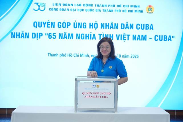 Đồng chí Ngô Mỹ Hương - Chánh Văn phòng Công đoàn ĐHQG-HCM đóng góp ủng hộ Cu Ba